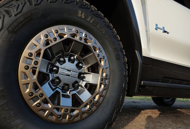 GMC Hummer EV PICKUP 2023 Специально разработанные 35-дюймовые шины. Авто Премиум Груп