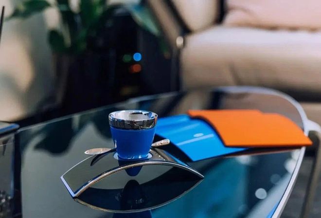 Кофе от Bugatti: напиток в чашке из углеродного волокна
