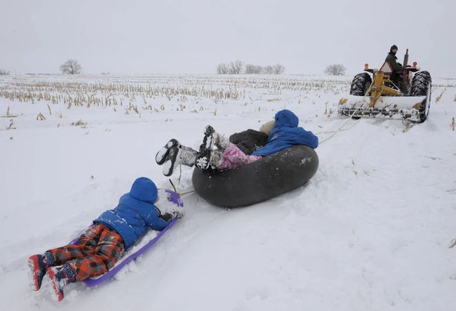 На санках за автомобилем
