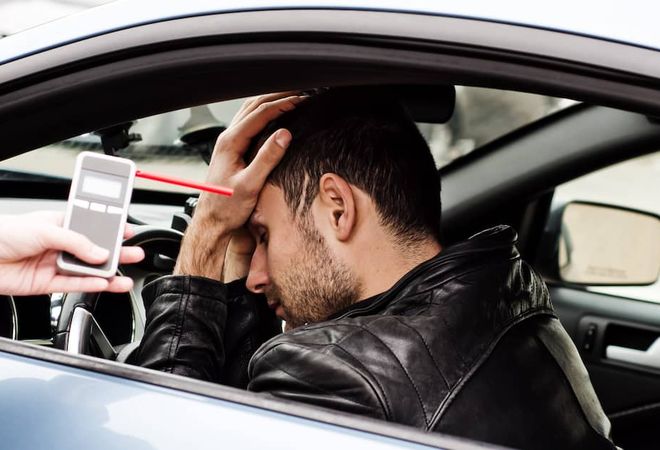 Когда алкоголь выветривается и можно ли садиться за руль