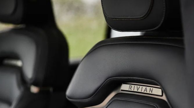 Rivian R1S Tri 2025 Три электромотора Rivian Rivian Max Tri АКПП Ред. Полный  