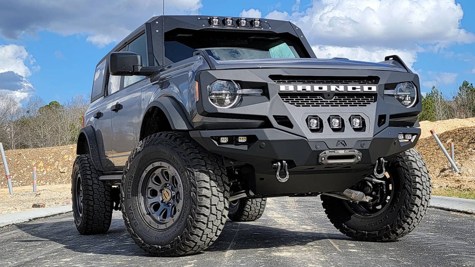 Грозный бампер «Grumper» на Ford Bronco (foto: fab fours)