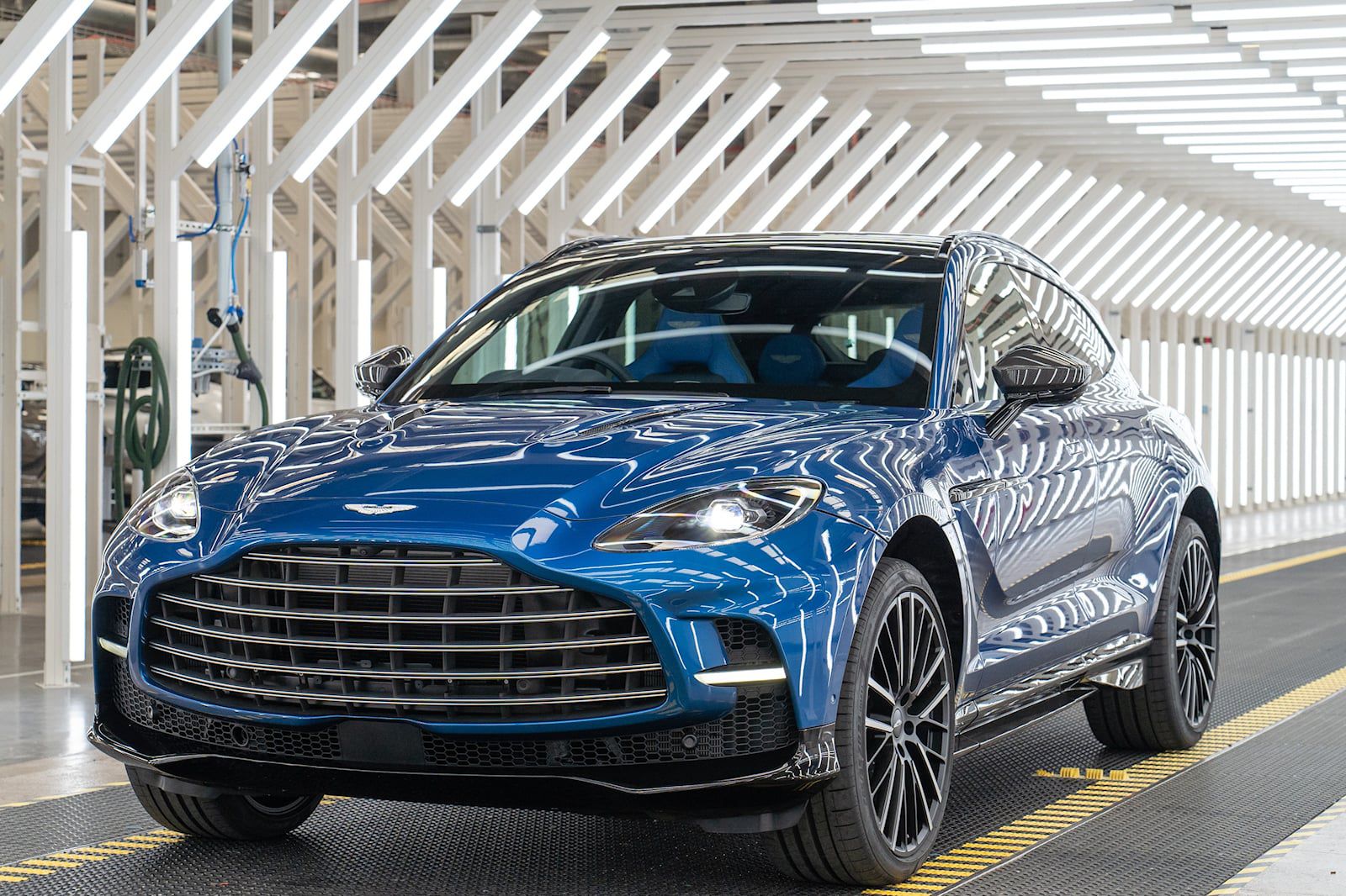 Встречайте Aston Martin DBX707