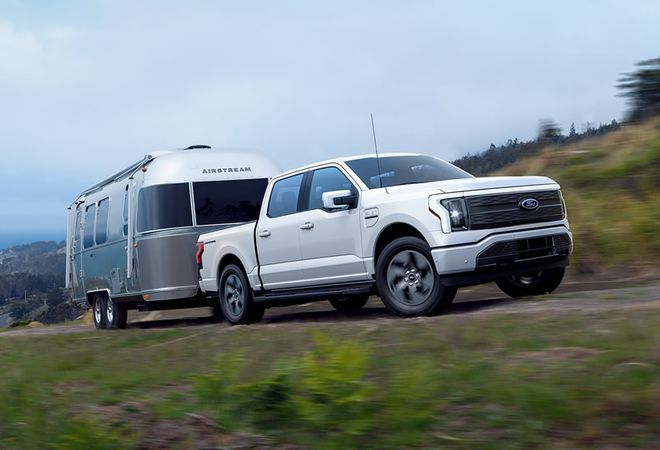 Ford F-150 Lightning с прицепом