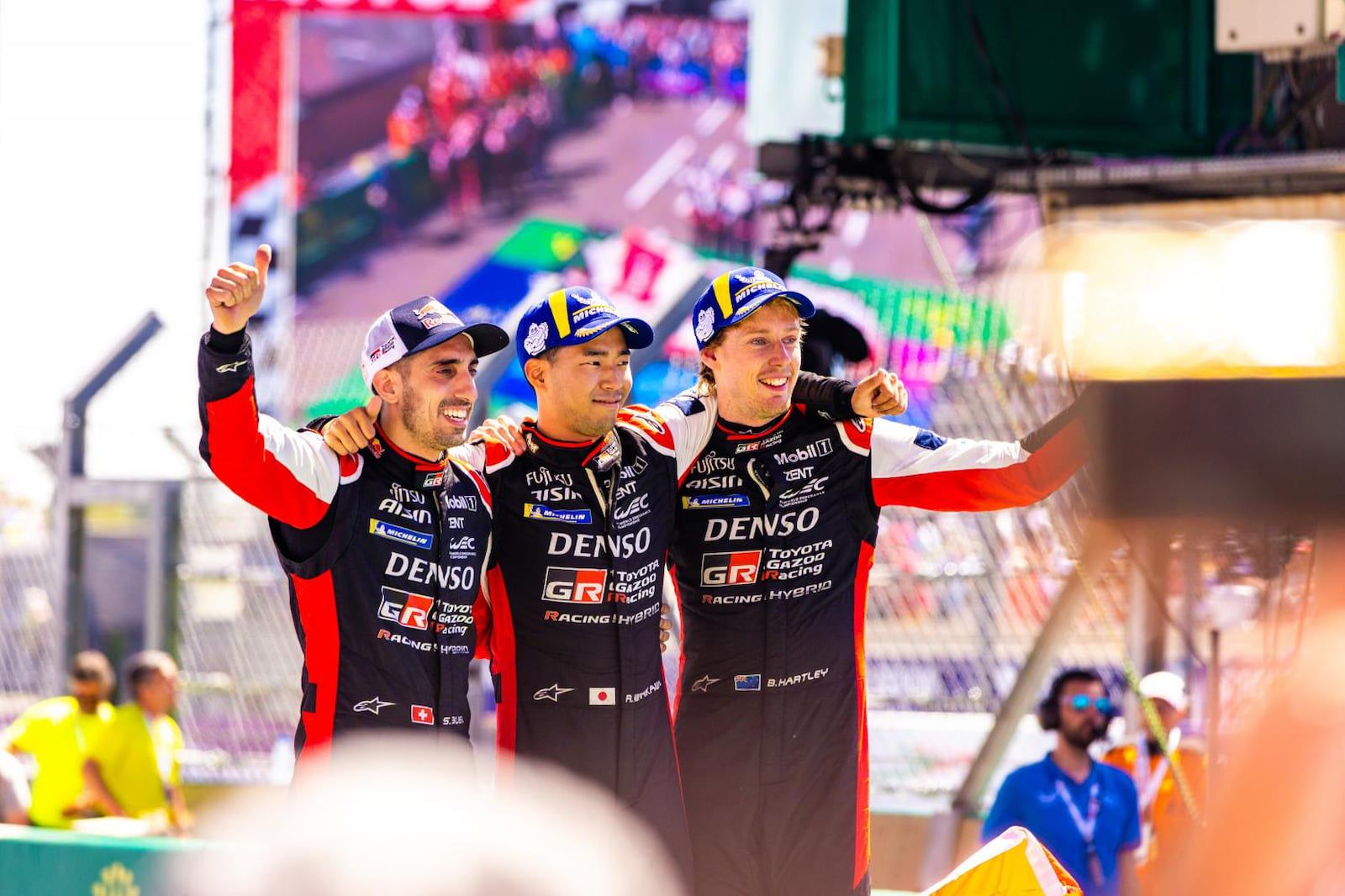 К победе Хартли присоединились два его товарища по команде, Себастьен Буэми и Ре Хиракава (foto:Toyota Gazoo Racing)
