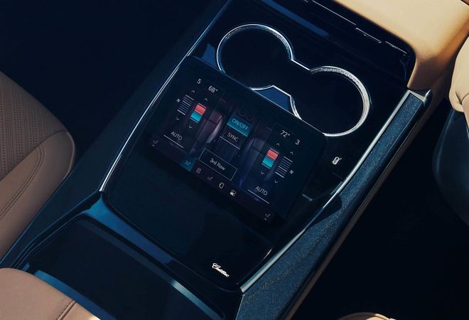 Cadillac Escalade IQ 2025 Командный центр для пассажиров. Авто Премиум Груп