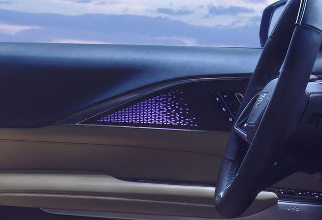 Cadillac Lyriq 2025 Эксклюзивная подсветка дверей. Авто Премиум Груп