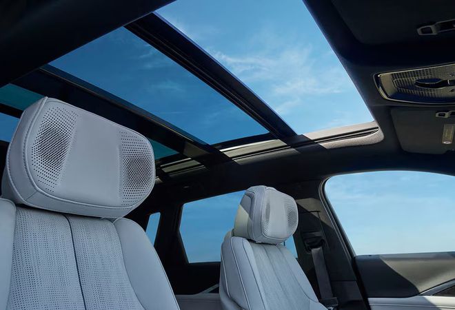 Cadillac Lyriq 2025 Панорамный люк с электроприводом. Авто Премиум Груп