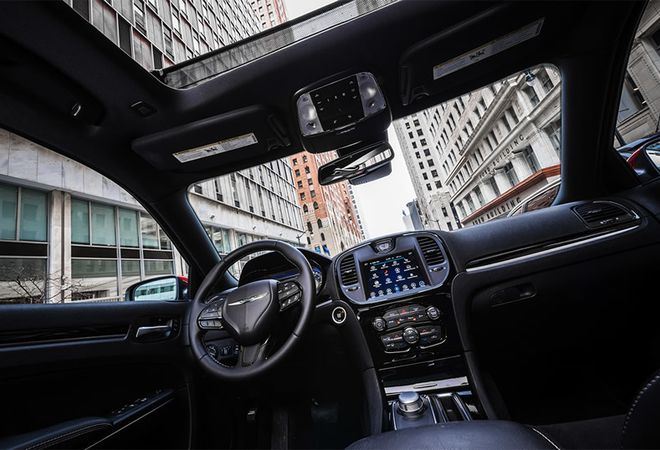 Chrysler 300 2021 Лучшее в своем классе свободное пространство в салоне. Авто Премиум Груп