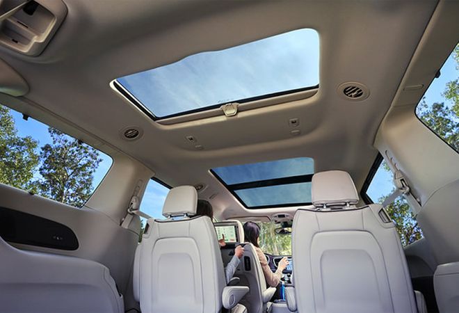 Chrysler Pacifica 2020 Эксклюзив в классе - трехпанельная панорамная крыша. Авто Премиум Груп
