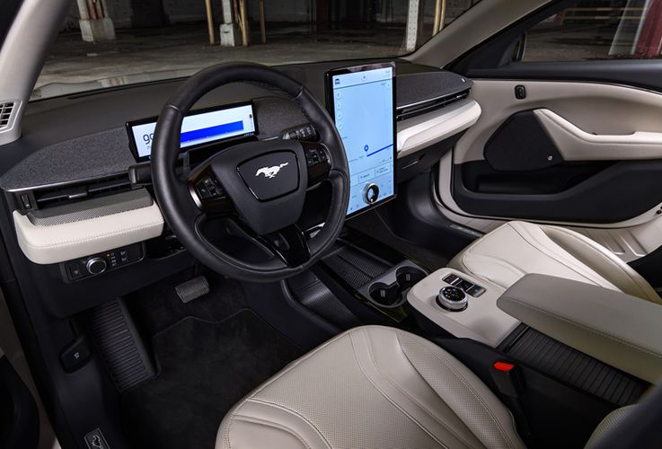 Ford Mustang Mach-E 2022 Удобства салона. Авто Премиум Груп