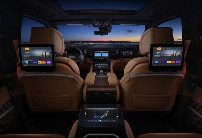 Jeep Wagoneer 2025 Три дисплея для пассажиров. Авто Премиум Груп