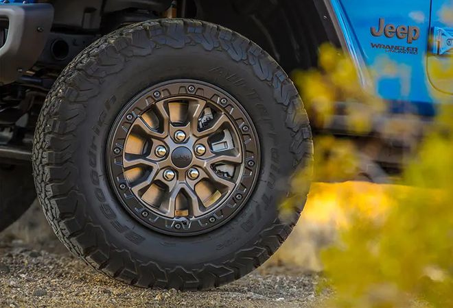 Jeep Wrangler Rubicon 392 2021 17-дюймовые диски с бедлоком и 33-дюймовые шины. Авто Премиум Груп