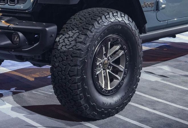 Jeep Wrangler Rubicon 392 2025 диски с бедлоком и 35-дюймовые шины. Авто Премиум Груп