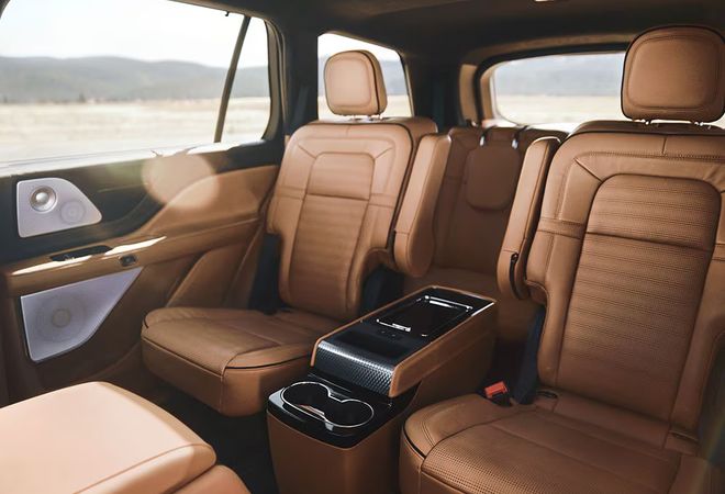 Lincoln Aviator 2026 Центральная консоль между капитанскими креслами. Авто Премиум Груп