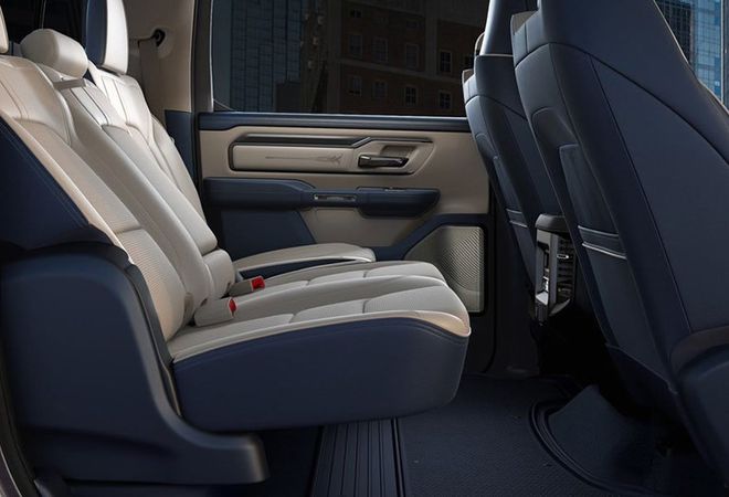 RAM 1500 2021 Комфорт задних сидений как у седана бизнес класса. Авто Премиум Груп