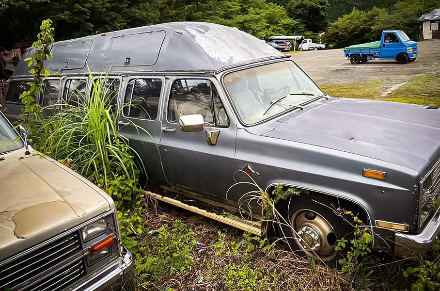 Два эксклюзивных Chevrolet Suburban оказались никому не нужными в Японии