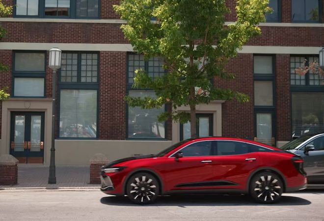 Toyota Crown Cross-Sedan 2026 Усовершенствованная парковка. Авто Премиум Груп