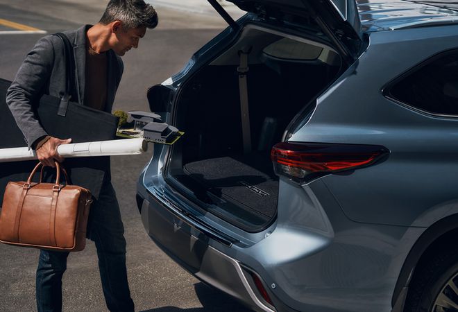 Toyota Highlander Hybrid 2023 Открытие двери багажника без рук. Авто Премиум Груп