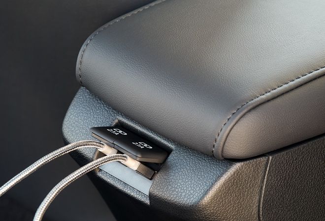 Toyota Prius 2021 Три USB-порта. Авто Премиум Груп