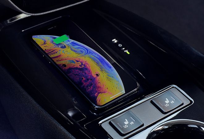Toyota Prius Prime 2021 Беспроводная зарядка для смартфона. Авто Премиум Груп