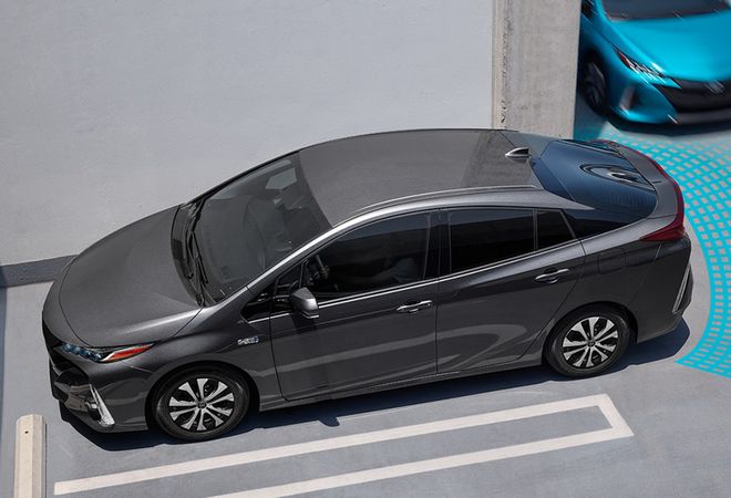 Toyota Prius Prime 2022 Безопасный выезд с парковочного места задним ходом. Авто Премиум Груп