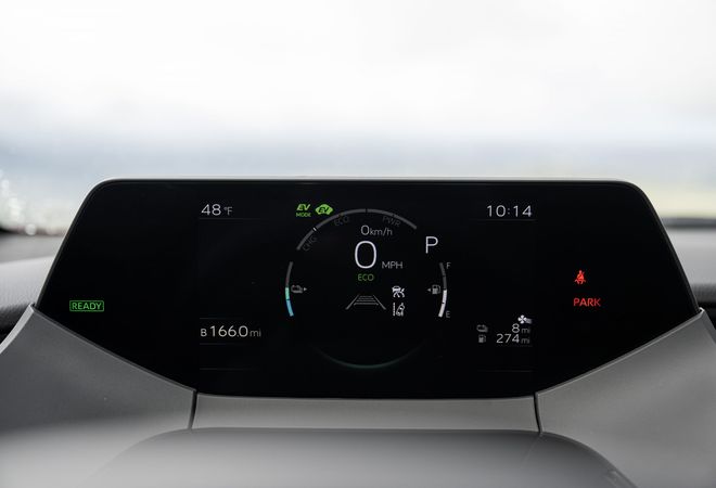 Toyota Prius Prime 2023 Цифровая панель приборов с верхним расположением. Авто Премиум Груп