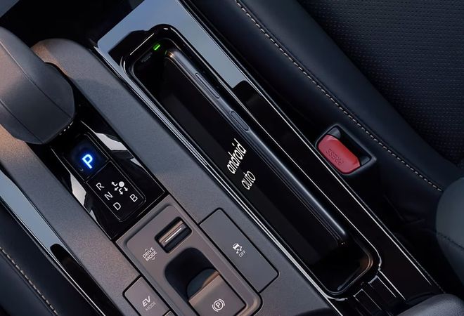 Toyota Prius Plug-in Hybrid 2025 Беспроводная зарядка Qi и порты USB-C. Авто Премиум Груп