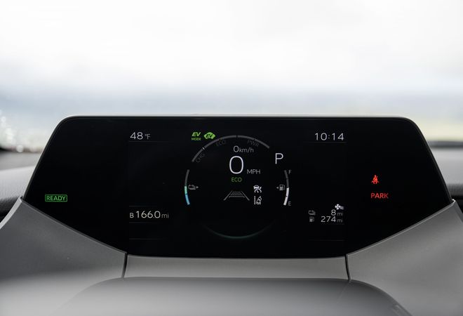 Toyota Prius Plug-in Hybrid 2025 Цифровая панель приборов с верхним расположением. Авто Премиум Груп