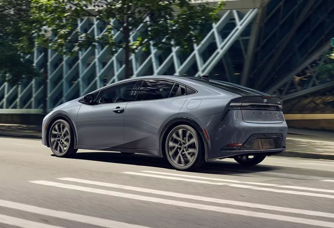 Toyota Prius Plug-in Hybrid 2025 Динамичная управляемость. Авто Премиум Груп