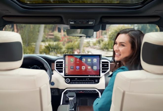 Toyota Tundra 2022 Беспроводные интерфейсы Apple CarPlay ® и Android Auto™. Авто Премиум Груп