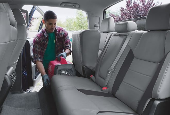 Toyota Tundra 2019 Удобные складные задние сиденья. Авто Премиум Груп