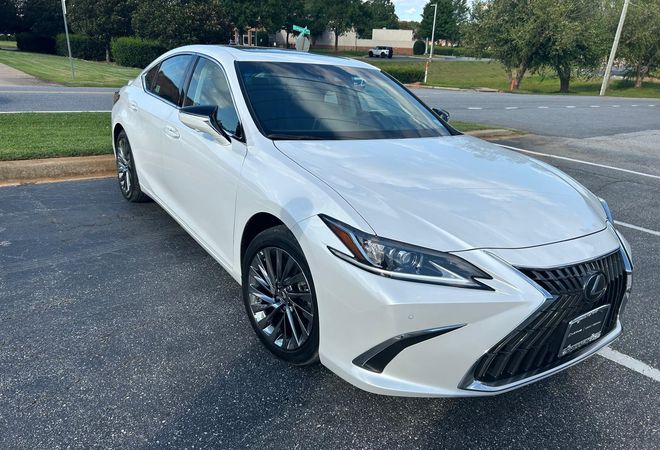 Lexus ES 300h Luxury 2025