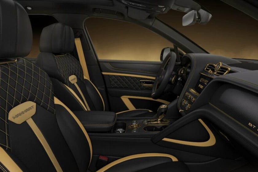 Золотая отделка подчеркивает черный кожаный салон и элементы из углеродного волокна (foto: Bentley)