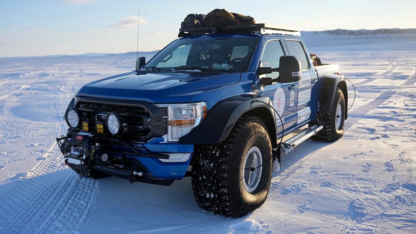 Застрявший Cybertruck с ёлкой пришлось вытаскивать с помощью Ford SuperDuty / Хабр