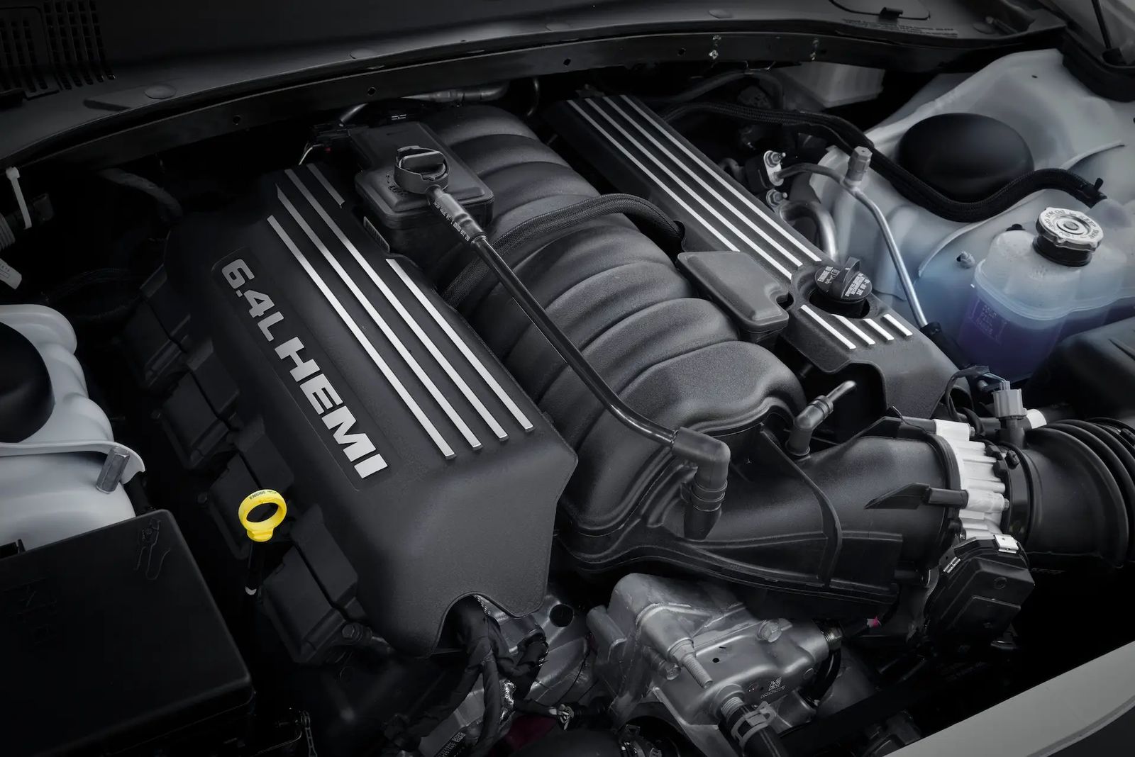 6,4-литровый 392 Hemi V8 мощностью 485 лошадиных сил и 644 Нм крутящего момента (foto: chrysler)