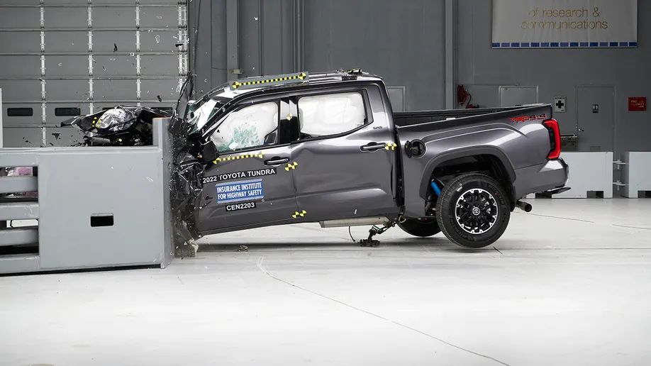 Toyota Tundra 2022 получила оценку "хорошо" по всем краш-тестам, в том числе при лобовом ударе с небольшим перекрытием (foto:toyota)
