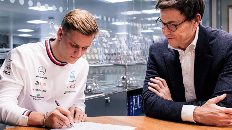 Мик Шумахер подписывает контракт с Mercedes вместе с боссом команды Тото Вольфом (foto:Mercedes)