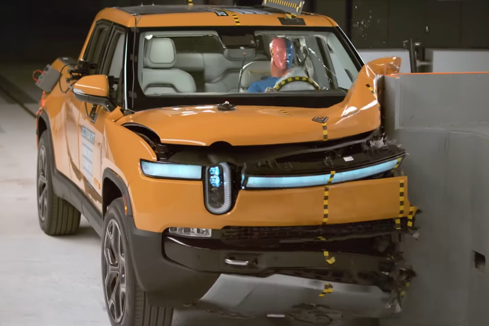 Rivian RT1 на краш-тестах американского Страхового института дорожной безопасности (foto:rivian)