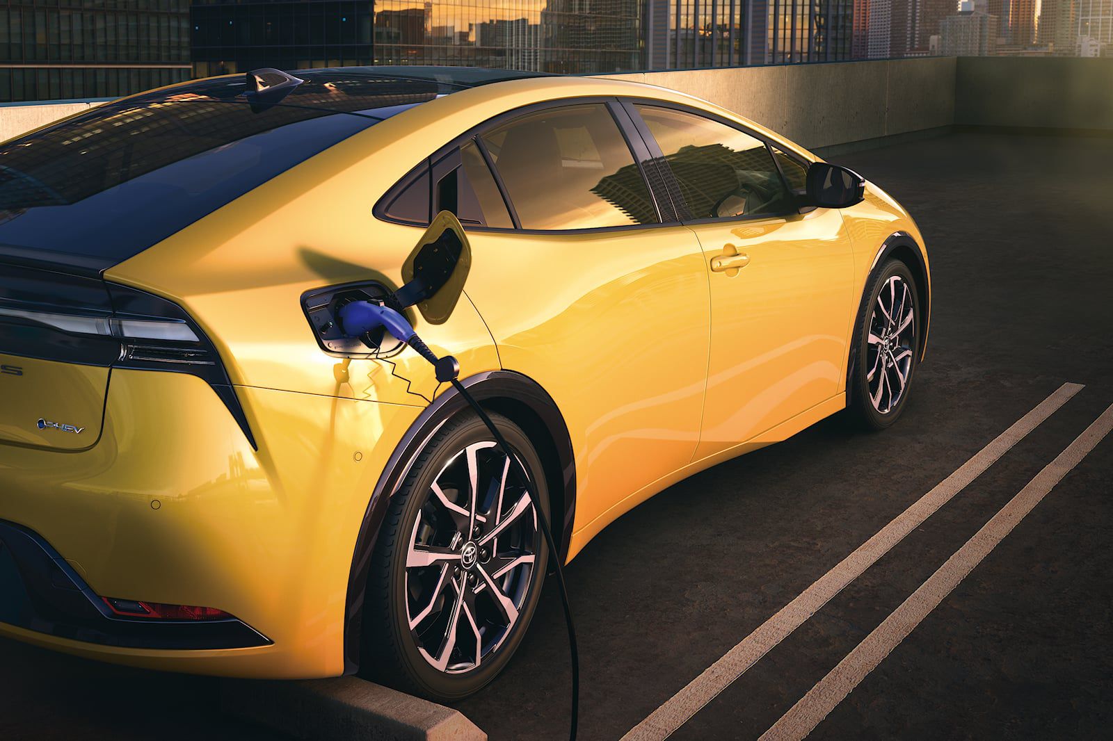 Toyota Prius Prime 2024 проедет на электротяге 105 километров!