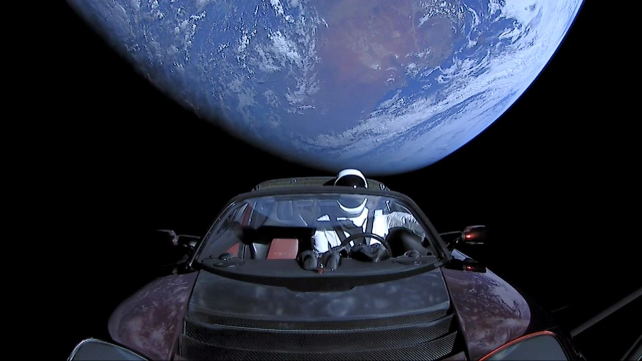 Родстер Tesla после запуска на ракете Falcon Heavy с манекеном водителя по имени «Стармен» (foto: tesla)