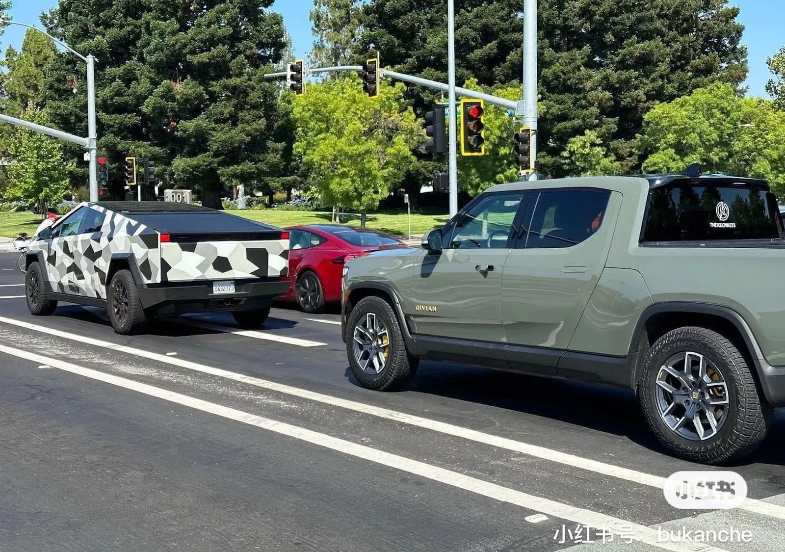 Tesla Cybertruck выглядит как суперкар рядом с Rivian R1T (foto: carscoops)