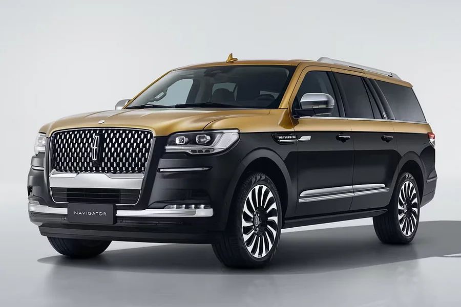 Lincoln Navigator Black Gold Special Edition имеет очень яркую окраску (foto: lincoln)