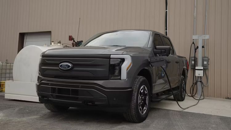 Самоопределяющаяся система зарядки Ford позволит заряжать электромобиль без помощи рук (foto: ford)