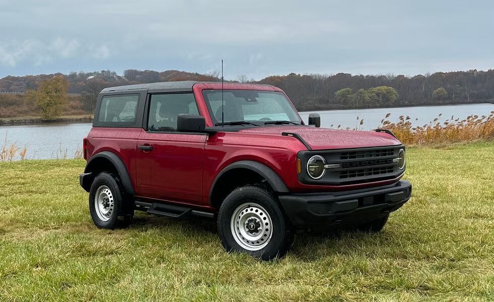 Базовая модель Ford Bronco 2025 года