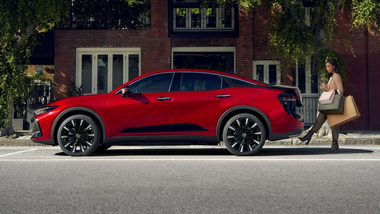 2026 Toyota Crown — шипучее удовольствие из уникального дизайна и высоких технологий