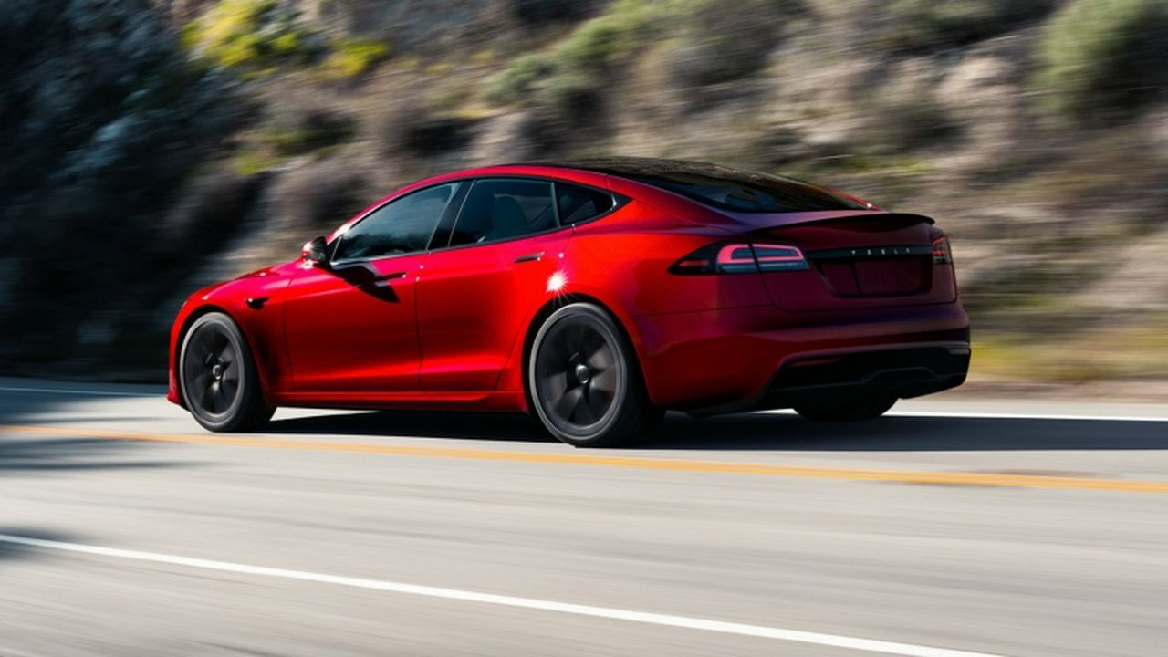 2025 Tesla Model S Plaid: супербыстрый электрический седан с футуристичным салоном