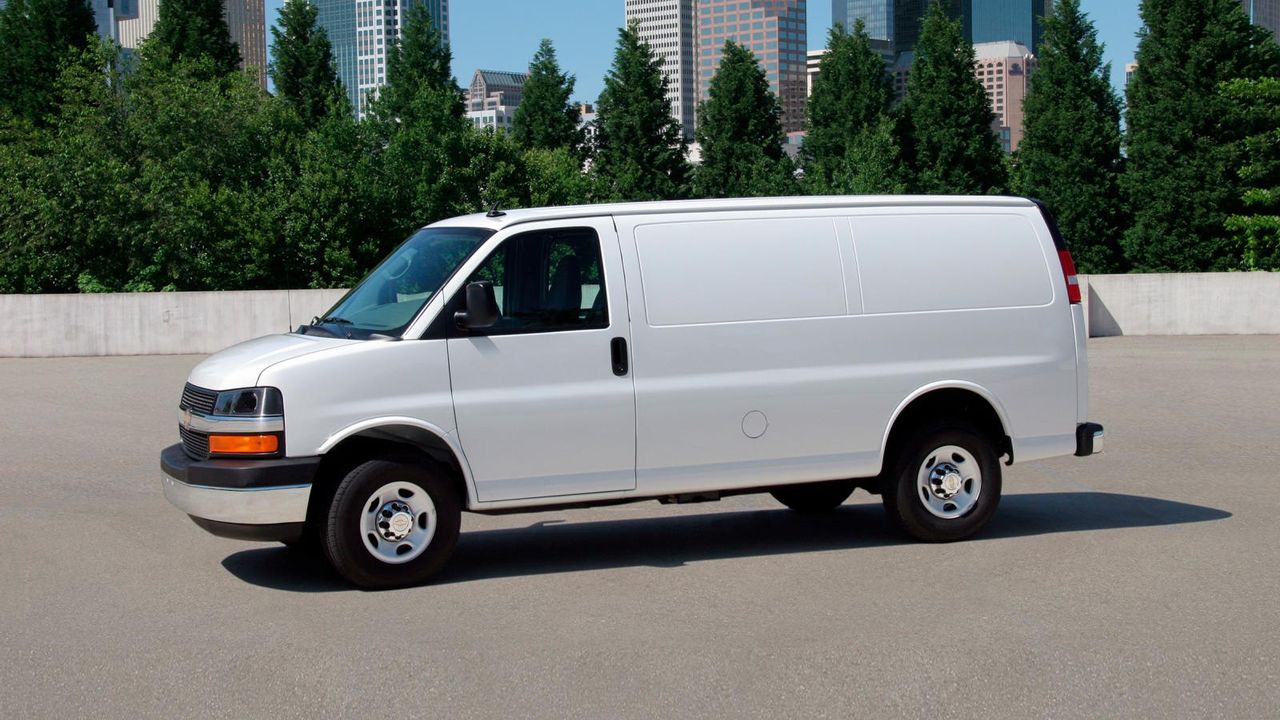 2025 Chevrolet Express Cargo предлагает две колесные базы и два проверенных двигателя в сочетании с износостойкой 8-ступанчатой АКПП