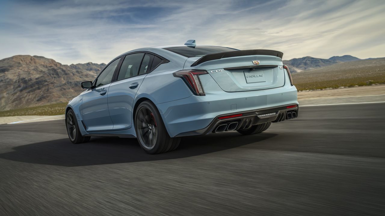 2026 Cadillac CT5-V Blackwing: альфа-хищник, окрыленный 668-сильной «восьмеркой» с турбонаддувом