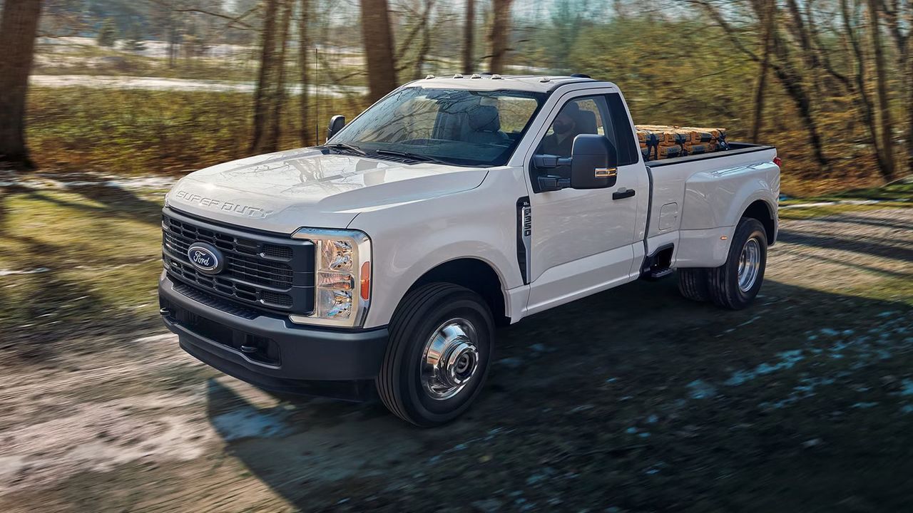 Когда земля становится суровой, климат — жёстким, а работа требует максимума, на сцену выходит 2026 Ford F 350 Super Duty
